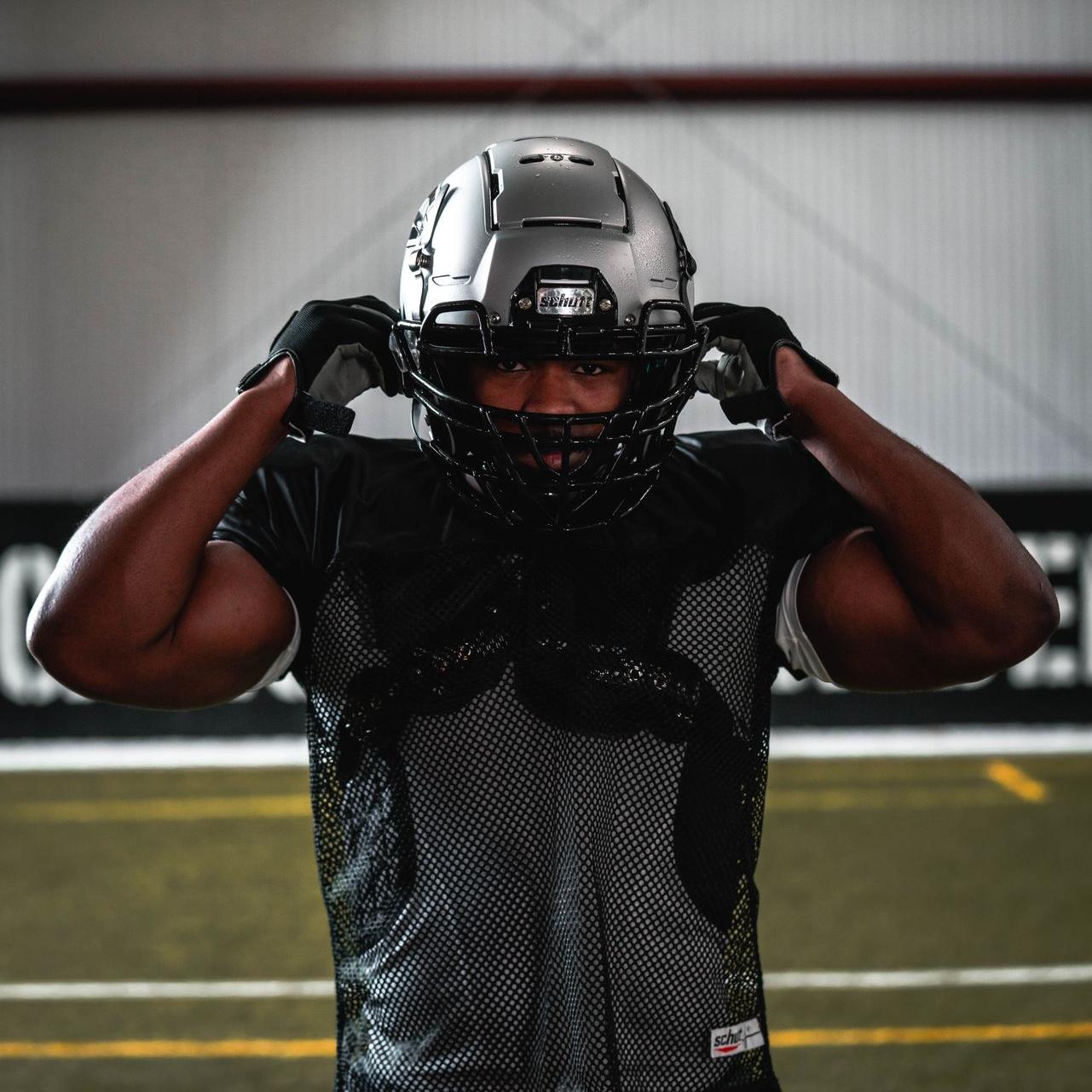 Joueur de football américain qui met son équipement